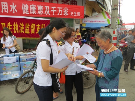 卫生监督员在灾区积极宣传卫生防病知识