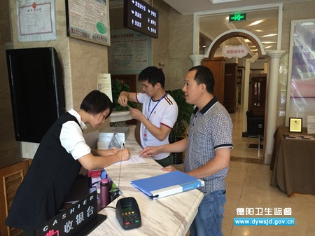 市执法支队纪检委员到被监督单位进行满意度调查